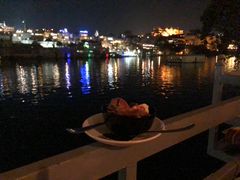 -Lake Shore Hotel & Restaurant