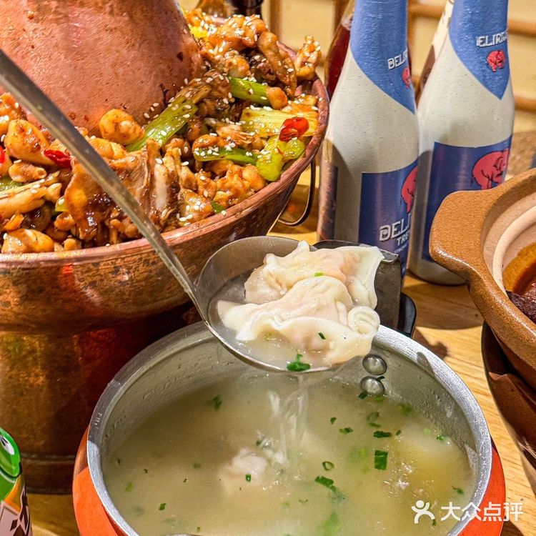 席地而坐啃大闸蟹！在这里吃饭就是舒坦