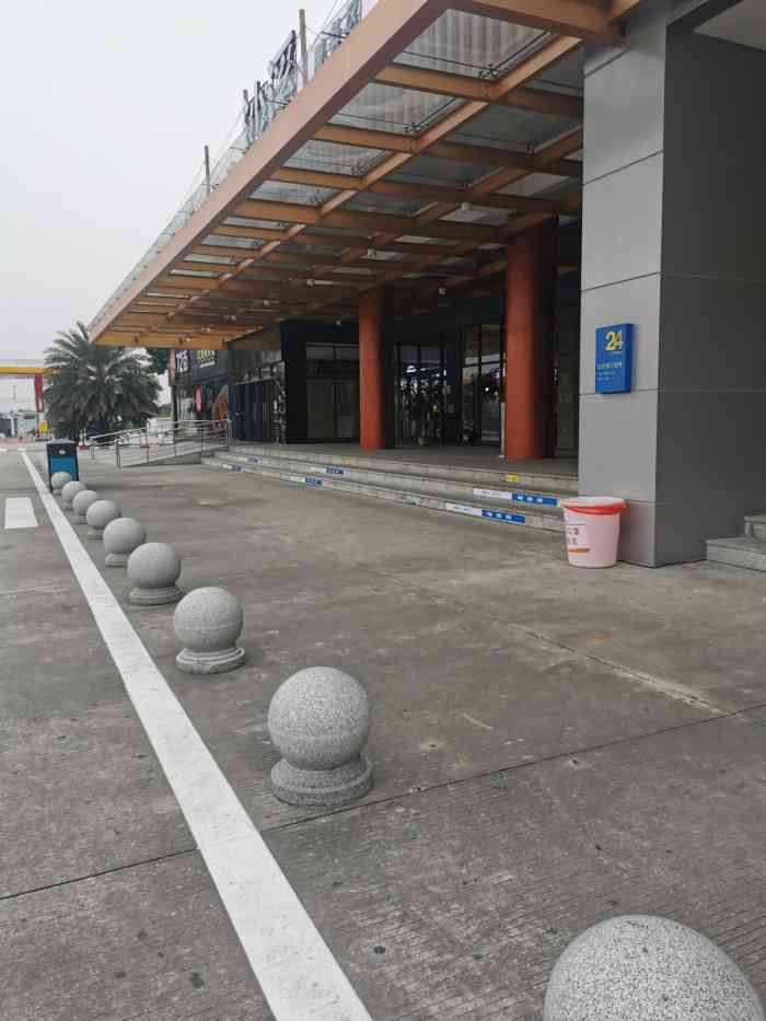 沙溪服务区停车场-"坚持本土语言,[呲牙][呲牙],我欣赏你.