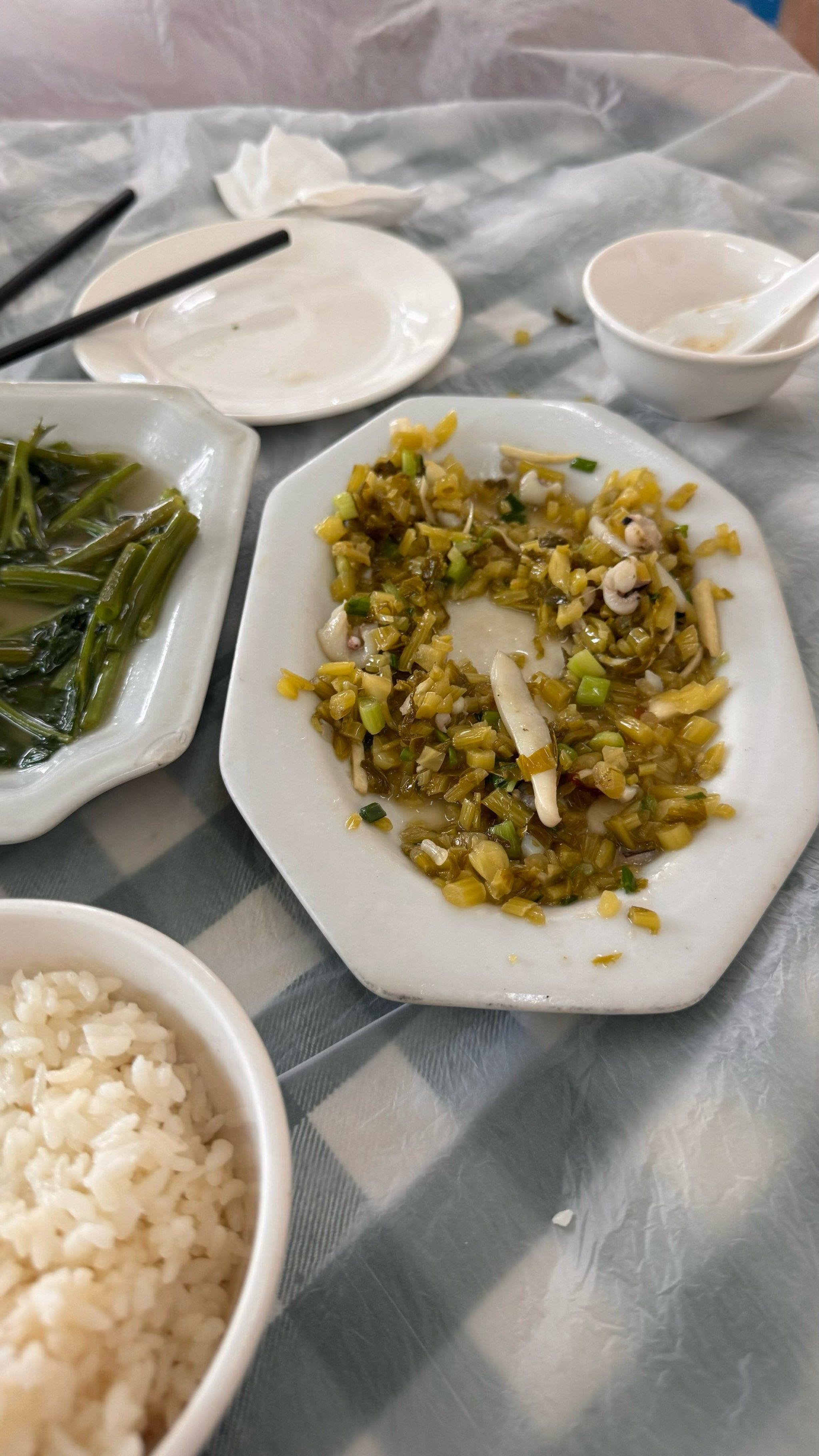 春鹤饭店已今非昔比.价贵又难吃.二菜60