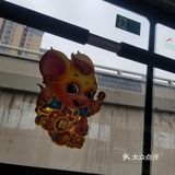 踏上去的一瞬间，惊讶到了，座位加成两排