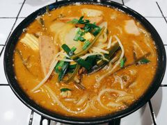 招牌炸酱酸辣米线-肥汁米蘭香港米线(长宁来福士店)