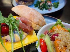 珊瑚粉芝士狠浓牛肉汉堡-bluefrog蓝蛙(皇庭广场店)