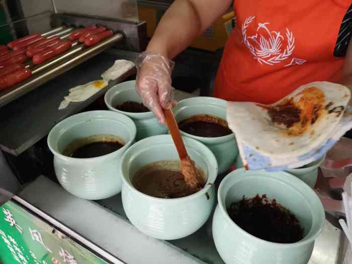 英凤烧饵块(翠湖公园店"烧饵块大概是昆明的一个特色小吃,这个英凤.