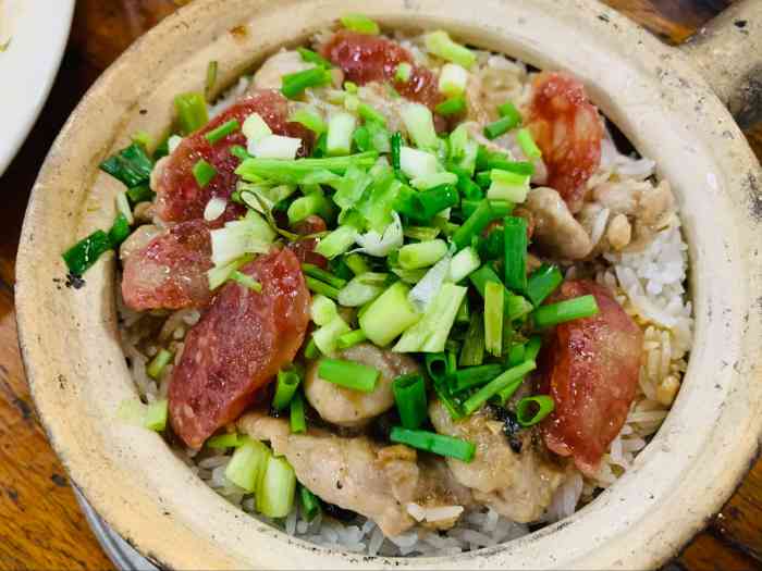 锡万煲仔饭-"四十年老字号 柴火煲仔饭经顺德人认证 .