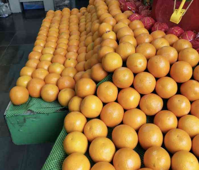 果唯伊(中原万达店)-"很好找的一家水果连锁,门口堆放的榴莲甚是.