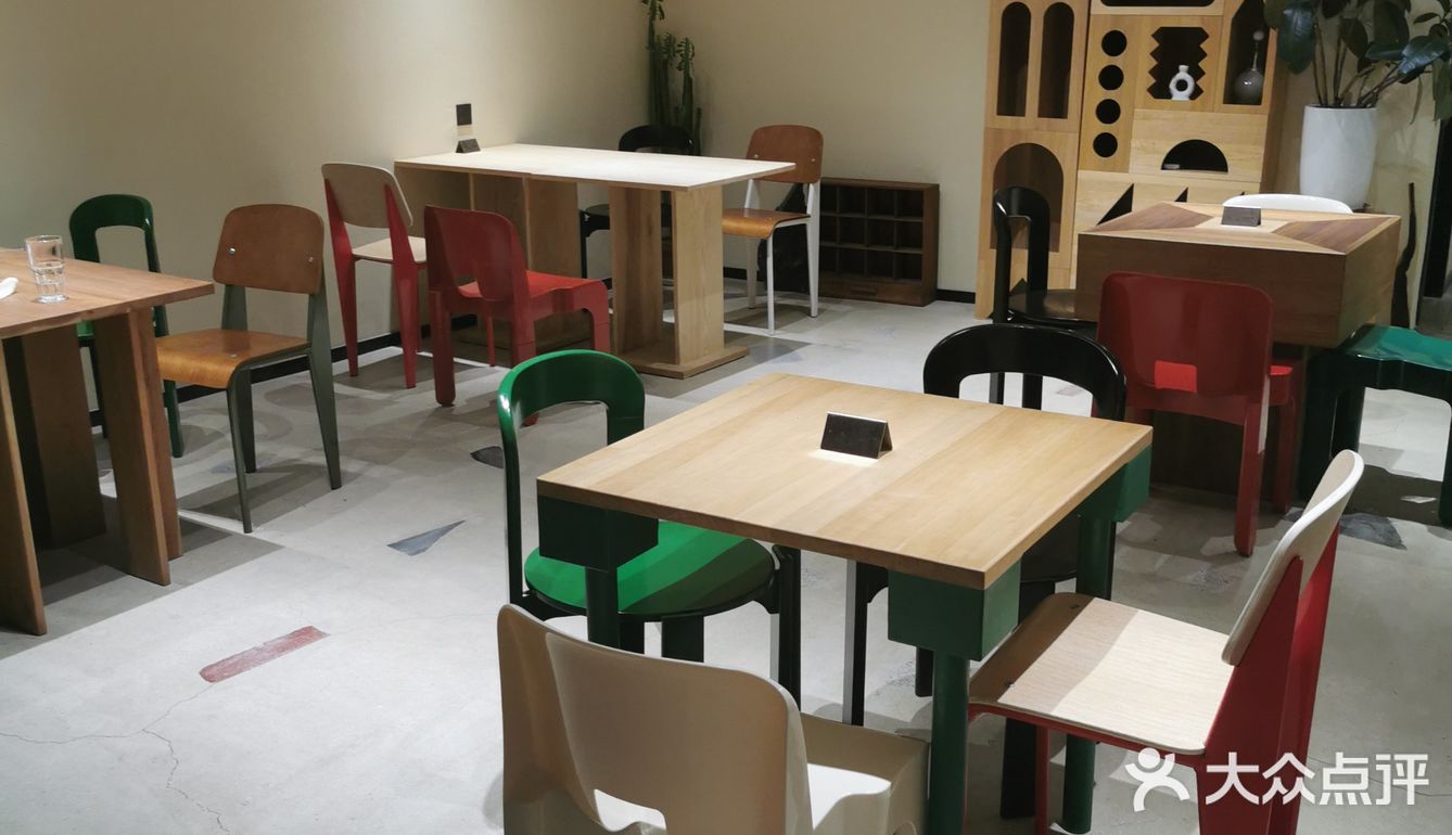非常适合学习看剧的店。