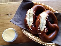 德式特色碱水面包-Paulaner·德国帕拉娜自酿啤酒餐厅(海上世界店)