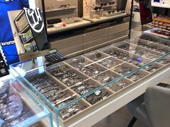 -博士眼镜集团石人工眼镜(虹口万泰店)