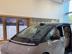 -理想汽车(世纪汇店)