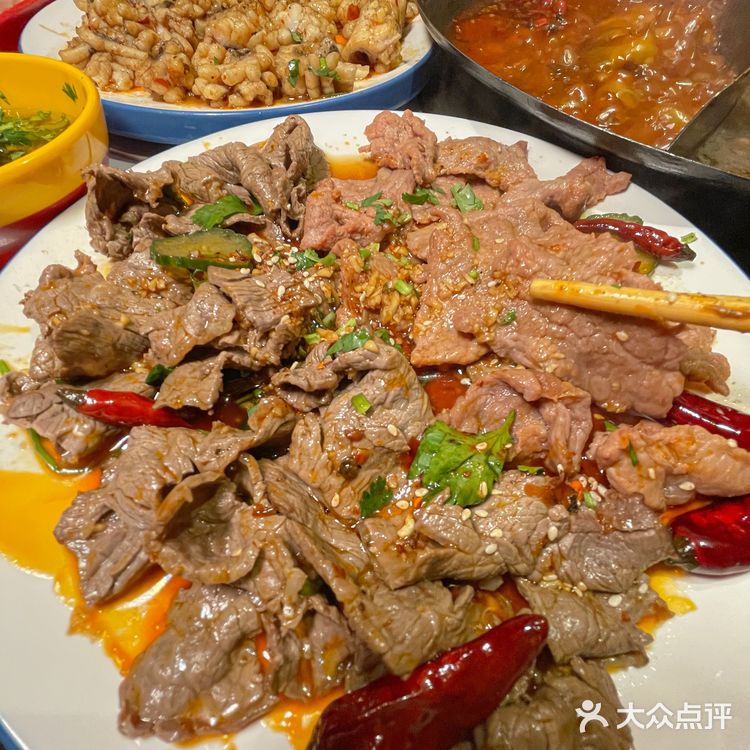牛奶腌过的牛肉涮完之后超嫩滑！每次都吃的宽粉巨巨香！