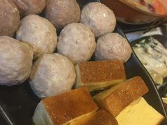 芝士包心牛丸-鲜入围煮花胶鸡海鲜火锅