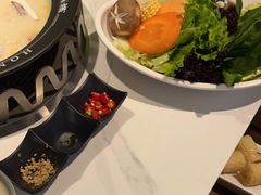 -洪氏嗨捞·广东猪肚鸡·椰子鸡火锅(西咸万象城店)