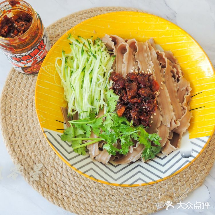 牛肉酱拌刀削面,超简单一人食