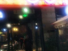 门面-何师烧烤·香辣蟹·川菜·30年老品牌(太古里旗舰店)