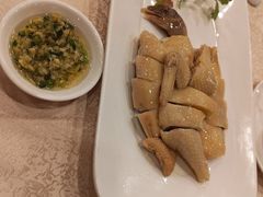 姜葱白切鸡-麒麟中餐厅·经典粤菜·地道菜式老字号(广州长隆酒店)