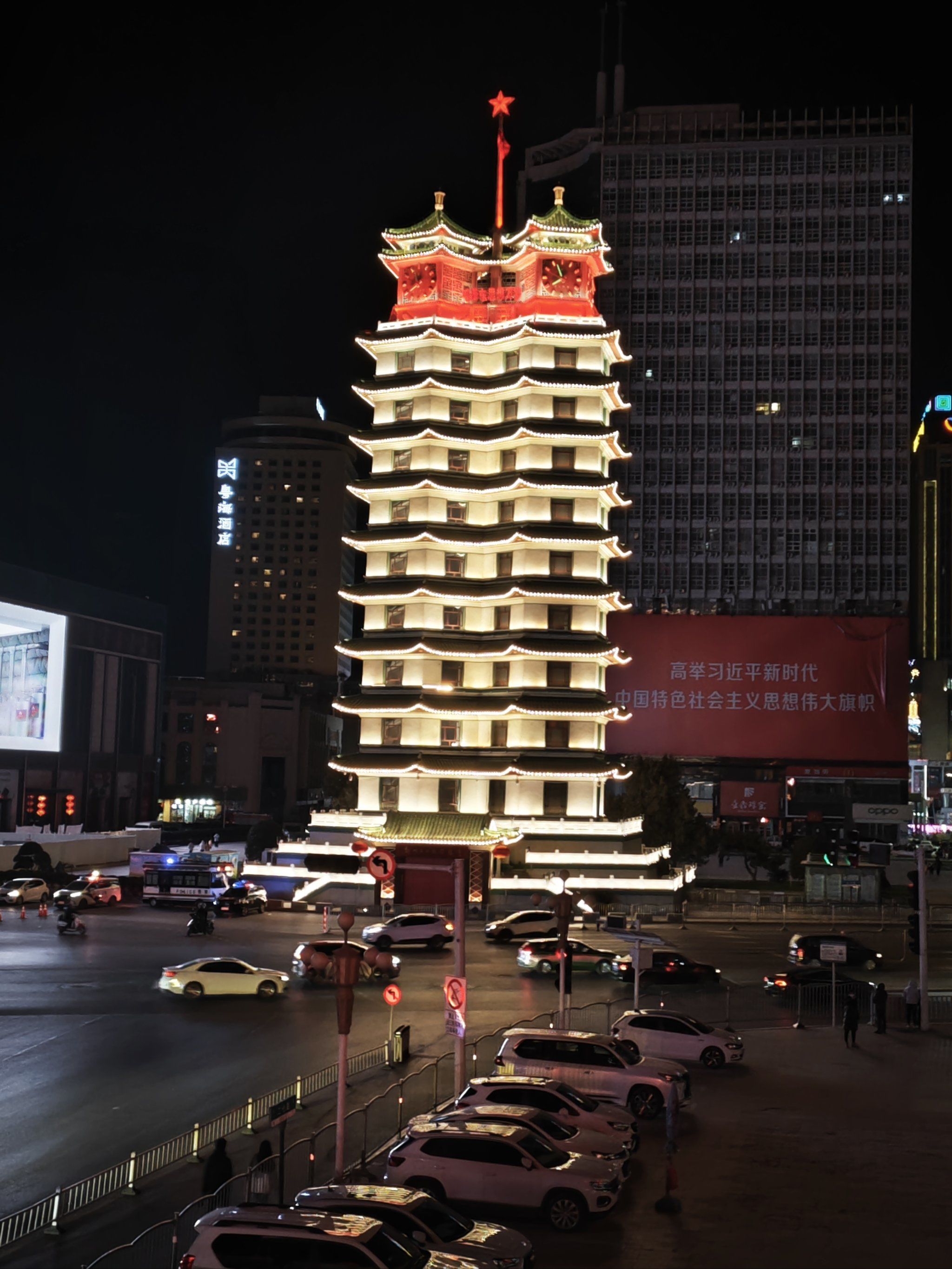 郑州玉米楼,人很多,夜景不错,非常适合陆游