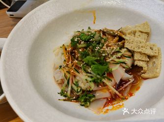 西安当地人说，当地的肉夹馍里没有青红椒