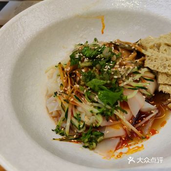 西安当地人说，当地的肉夹馍里没有青红椒