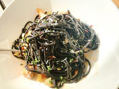 墨鱼汁意大利面配香煎龙利鲽鱼柳-新元素(蓝色港湾店)