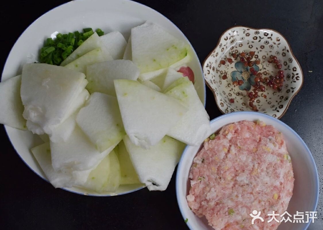 冬瓜丸子汤是一道美味可口的名菜