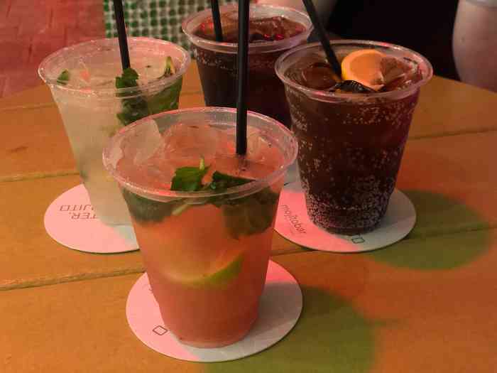 mojito bar-"这家酒吧位于美国弗罗里达州的迈阿密市的海.