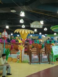 -维佳童话镇演出现场(徐东店)