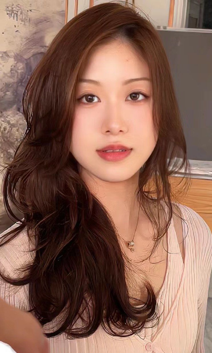 韩式温柔的高层次烫发长发女生一定要尝试的这款发型