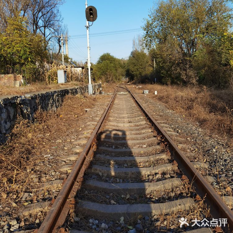 没有火车，在他的下一站斜河涧有一个火车公园