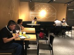 大堂-麦当劳(中山公园龙之梦店)