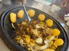 小鸡炖蘑菇-粘豆包柴火铁锅炖