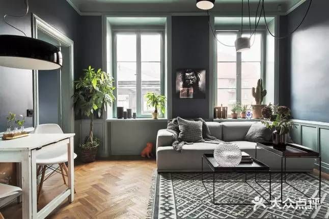 暗色系也能很出彩啦 