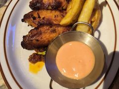 炭烤鸡翅配炸薯角-BROWNSTONE布朗石西班牙餐厅(富城店)