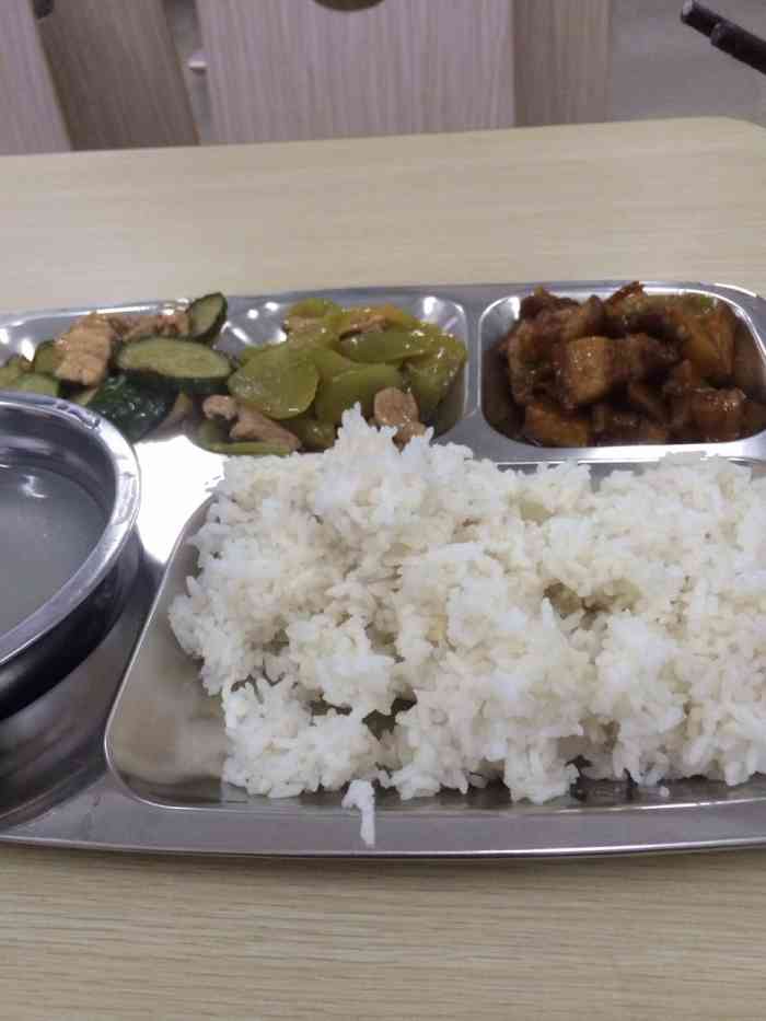 打分 现在机务段食堂搬进机务段里面了,外包出去了,10元2肉1青菜