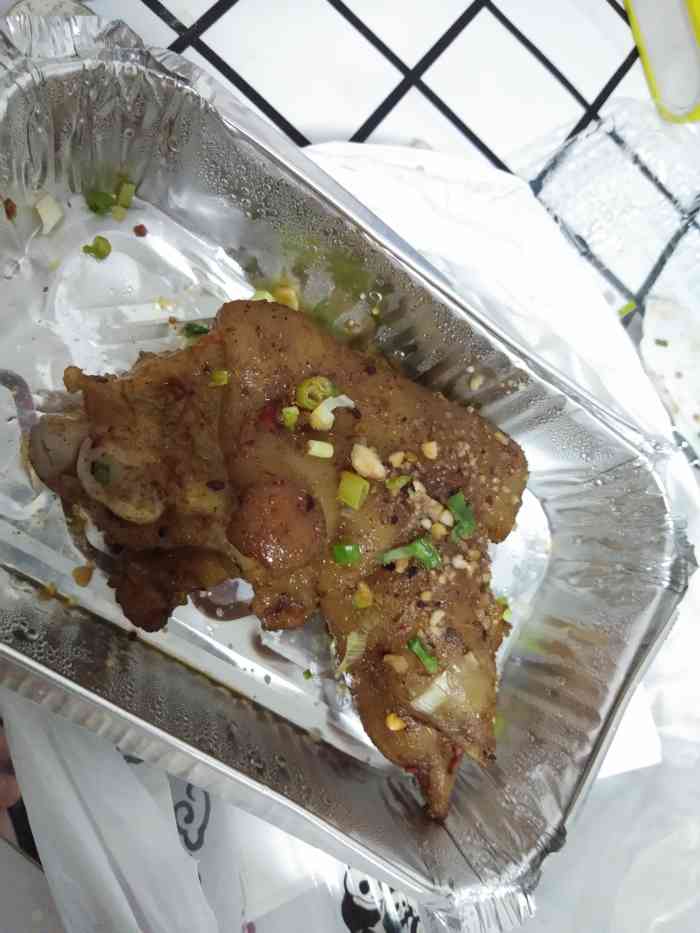 打分 点的烤猪蹄 鸡翅  猪蹄处理得比较干净 但是味道上差了火候 不
