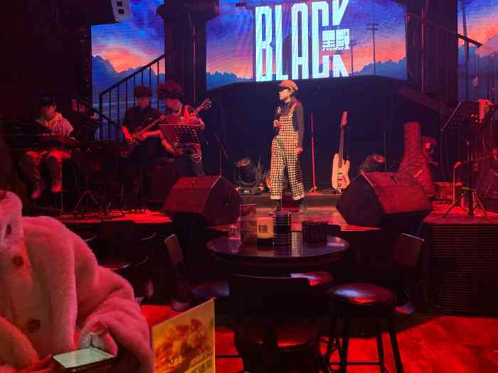 808 livehouse-"第一次来九眼桥酒吧街,半夜12点,人声鼎.