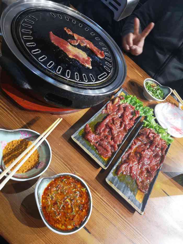 牛先生炭火烤肉-"朋友推荐来的这家 [薄荷]环境:里面装.