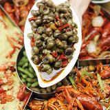 我能吃掉两大碗！店里除了龙虾还有炒菜和烧烤
