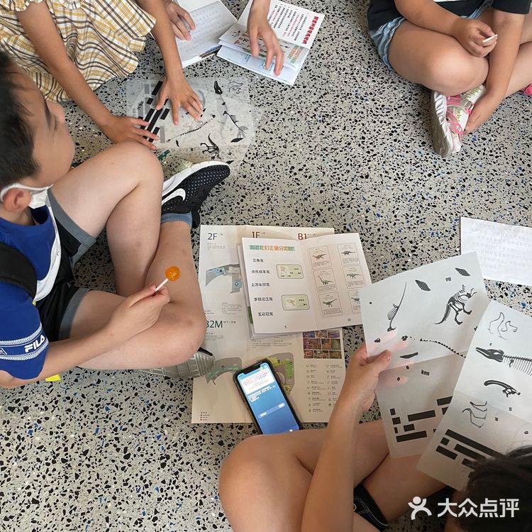 今天带小朋友溜达了一下上海自然博物馆 感慨有二：