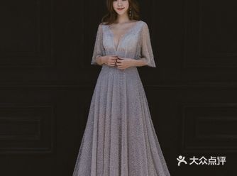 今天给大家分享几款灰色的礼服