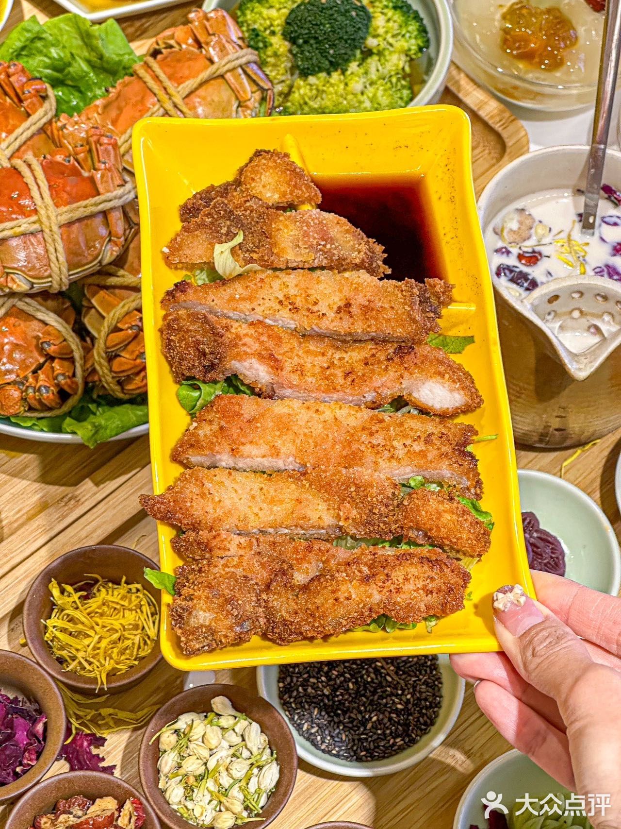 约了同事来这家吃吃看,据说一碗蟹黄面可是有六只螃蟹!