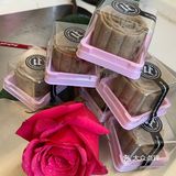 在唇齿间翻滚，与豆沙的粘软糯的口感交错