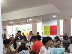 等位区-黄师奶甜品店