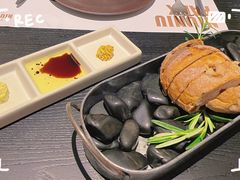 餐前面包-NIUNIUPARK和牛螃蟹(龙湖杭州滨江天街店)