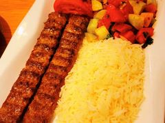 阿达纳烤肉配米饭和牧羊人沙拉-土耳其妈妈