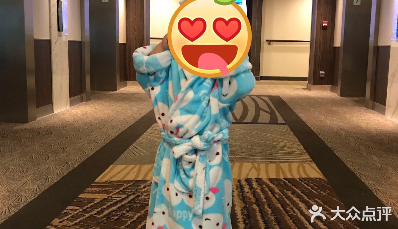 教会儿童等待去享受失而复得的快乐