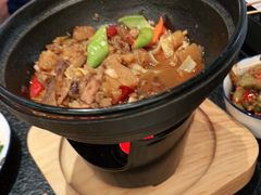 -何妹湿辣牛肉·粤式烧烤砂煲(桂雅路店)