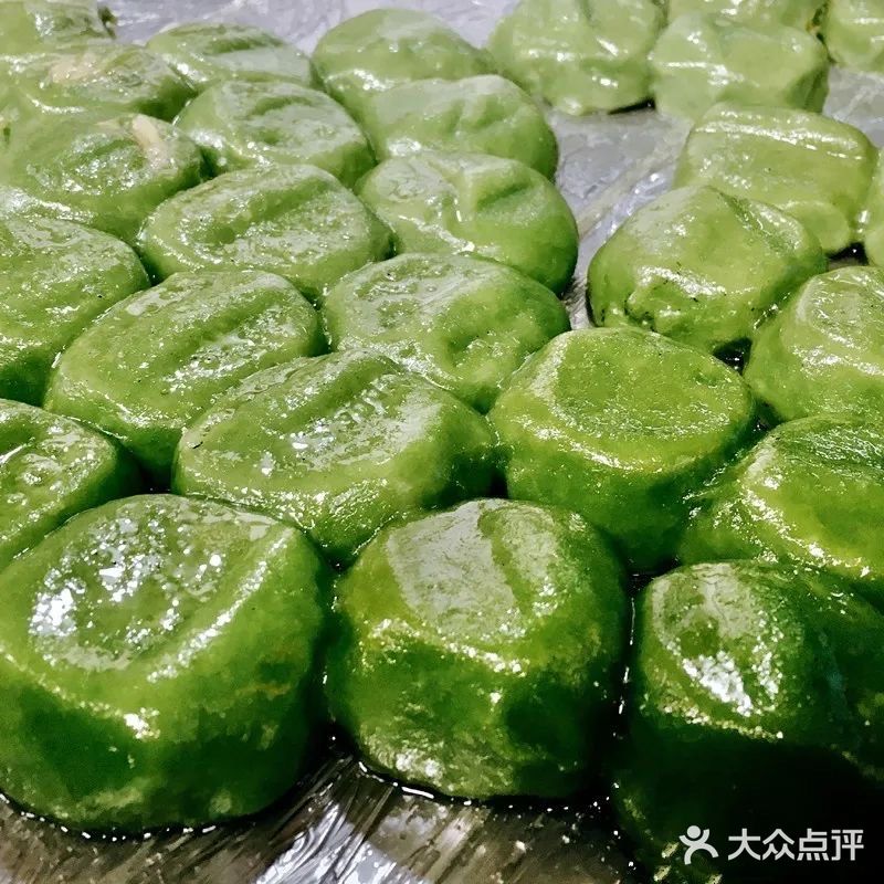大呼满足。肉松与咸蛋黄在齿颊之间完美结合