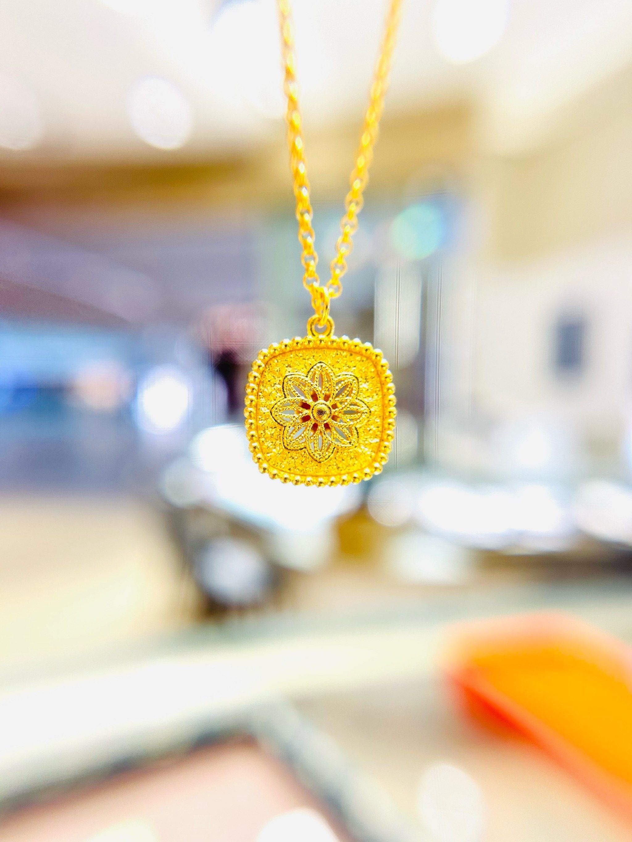 伟德bv1946官网国内多家金店金饰价格站上1400元克