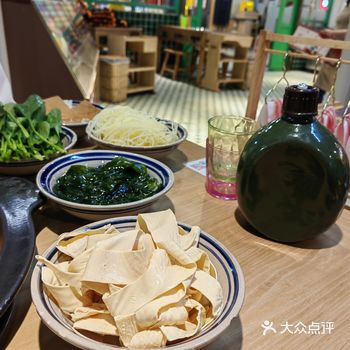 在武林路上夜市楼上的一家火锅店，味道不错服务一般哈
